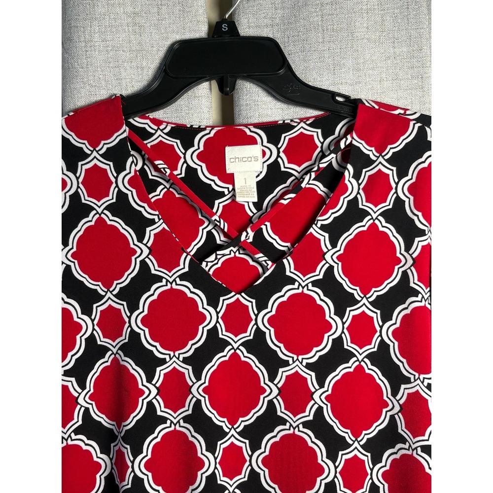 Chico's Red Black Quatrefoil V-Neck Strappy Tunic Top Size 1 Medium 3/4 Sleeve